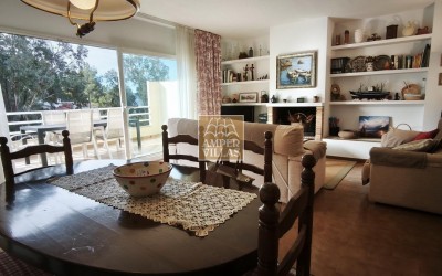 Spacious bungalow with a communal swimming pool and tennis court next to the golf club.